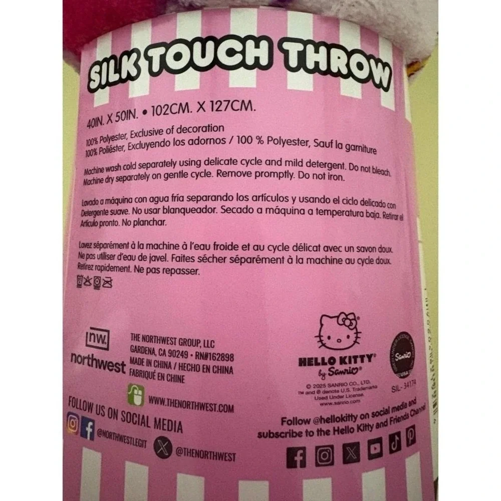 Hello Kitty silk touch throw‎